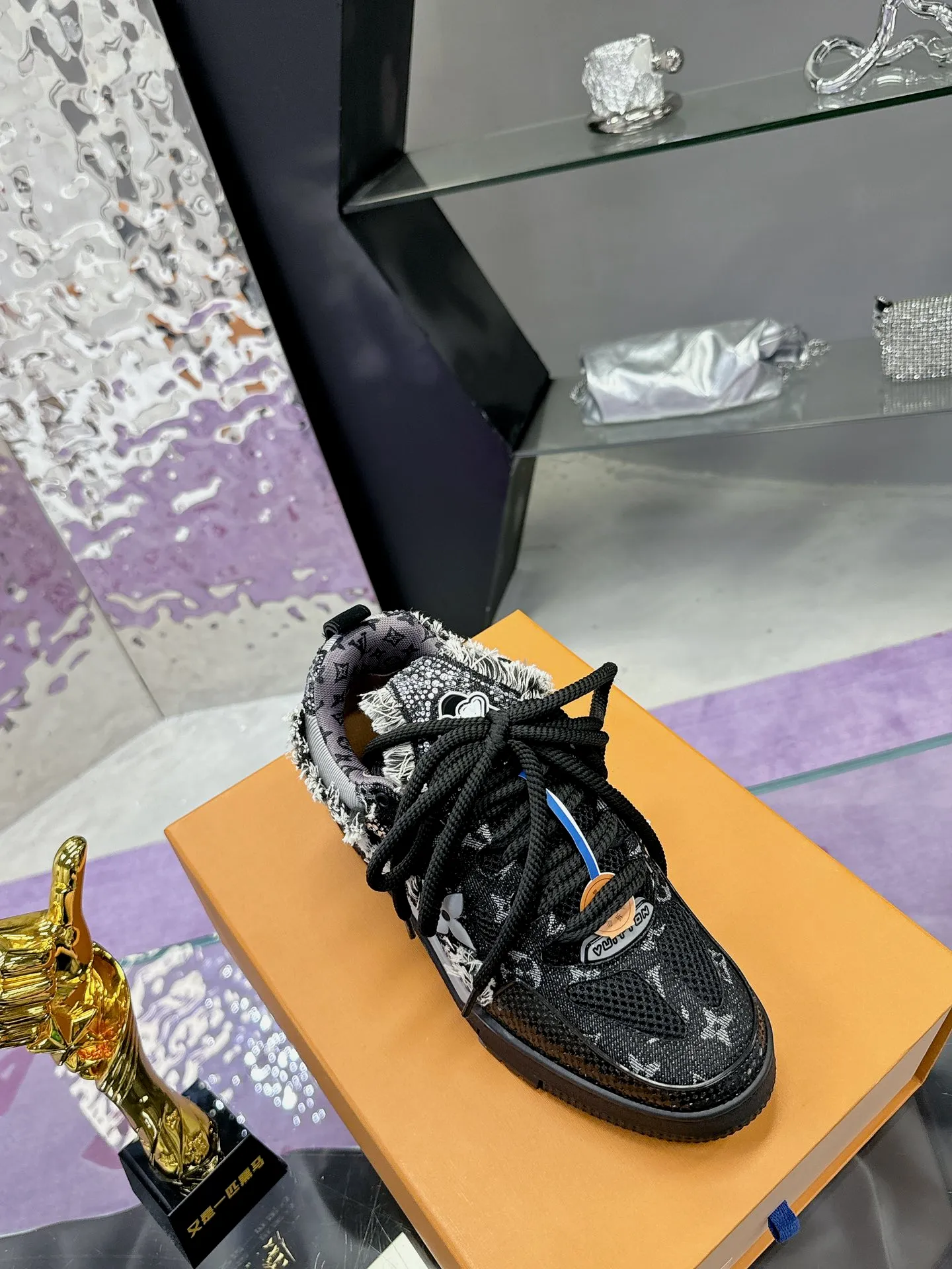 Men's shoes 💰900❤️❤️❤️ 𝙇𝙑 Bread shoes have added new colors 💓 Craftsmanship series 𝟐𝟎𝟐5/𝐒𝐒 𝐧𝐞𝐰 Louis Vuitton catwalk skate shoes are popular, LOUIS VUITTON Trainer is undoubtedly one of the most successful Sneakers launched by luxury brands, but the pace of exploration will not stop. LOUISVUITTON will also bring a new series of skateboard shoes in the spring of 2025. The new series in the picture returns to the 90s Chunky Skate Shoes look and feel. The uppers are made of leather and mesh. The fat silhouette and thick shoelaces are very eye-catching. It is expected to have quite a few colors like the Trainer. Judging from the previous DIOR show skate shoes, this chunky style may be even stronger next year. 💎 Size: Female 35-40 Male 39-46